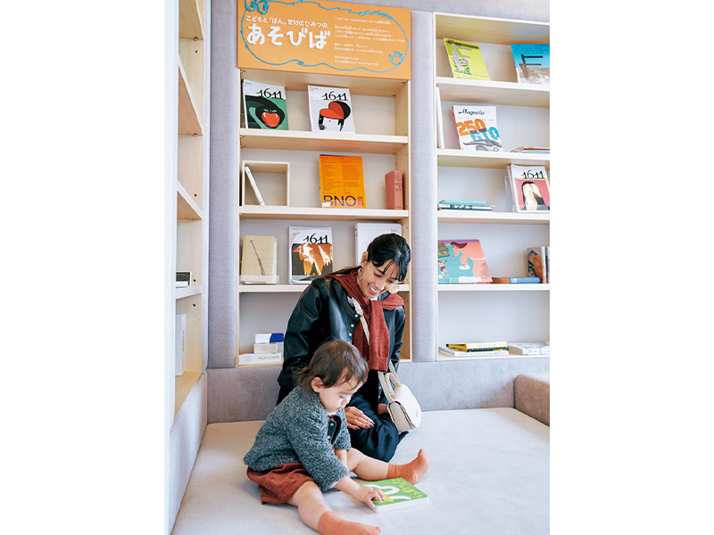 絨毯の上で遊べる「あそびば」エリアも