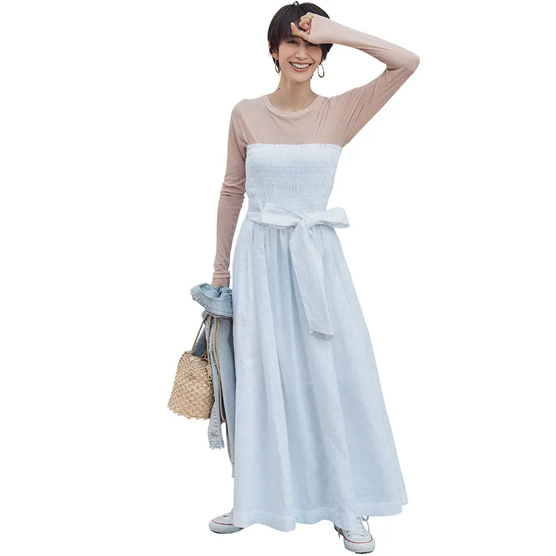 ピンクのロンTに白のベアトップワンピのコーデ