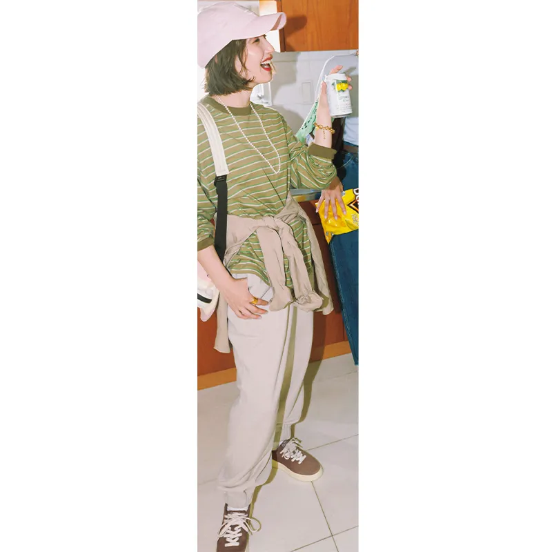 グリーン系のマルチボーダーロンTにスウェットパンツのコーデ