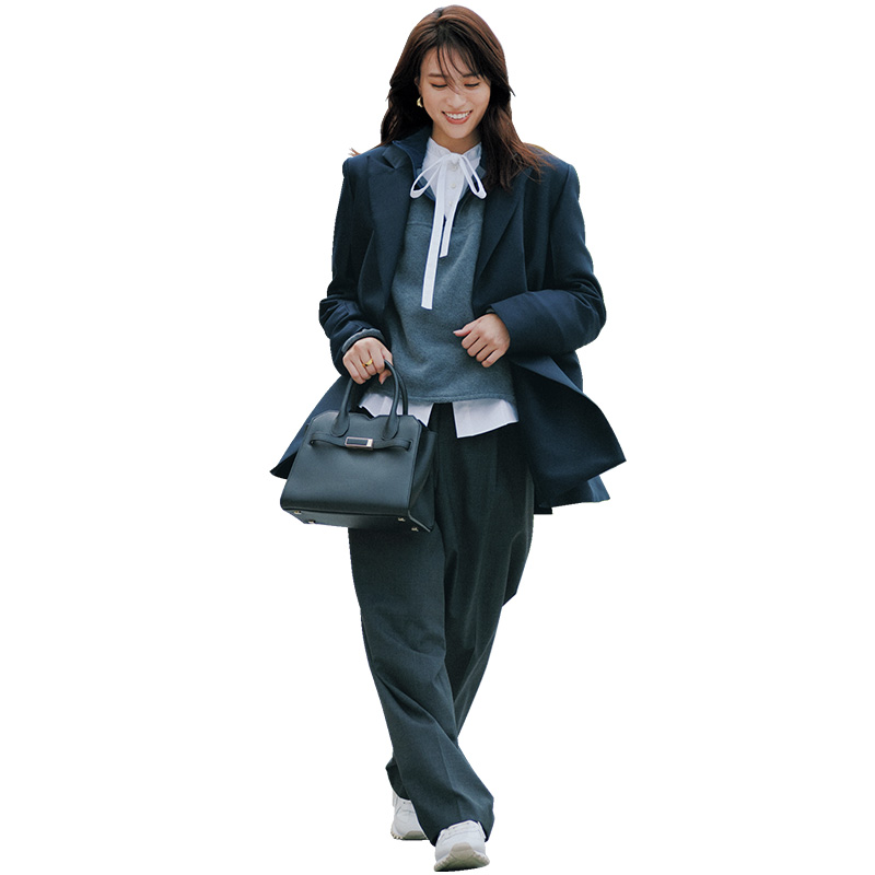 ボウタイブラウスとスラックスにフリースジャケットとコートを重ね着した通勤コーデ