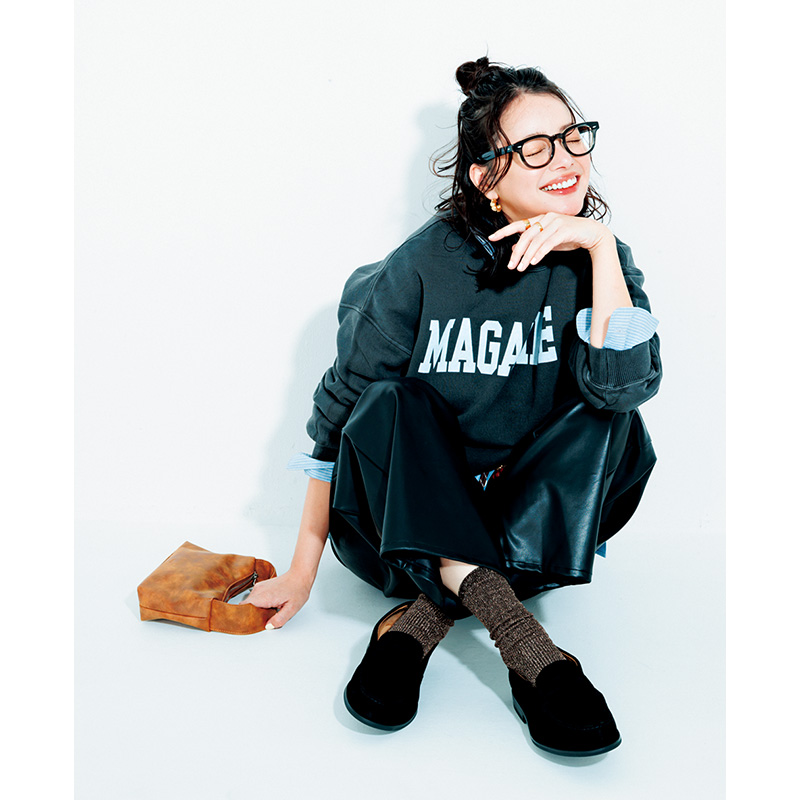 スウェットコーデの足元に効かせたZARAのラメソックス