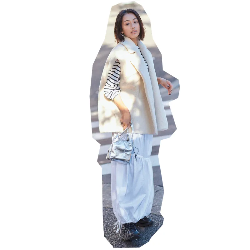 ボーダーカットソーにボアベスト、シルバーのミニバッグのコーデ