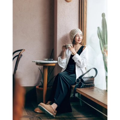 冬に履く【進化系UGG®】は雪や雨にも！モノトーン合わせでカジュアル上手