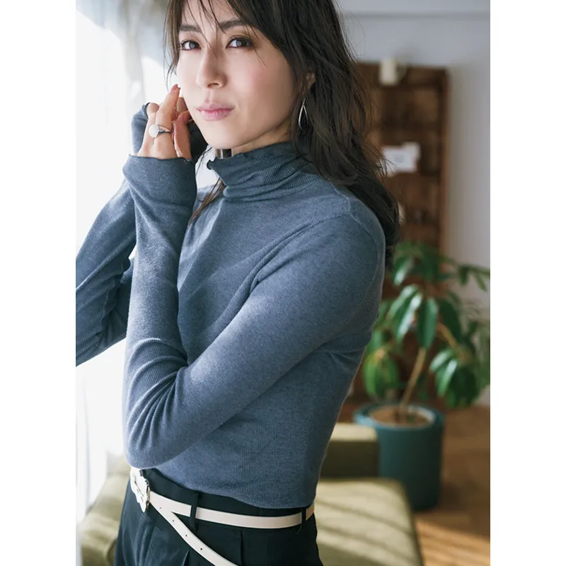 フィット感のあるロングスリーブグレーTシャツに、黒パンツ、白系のベルトのコーデ