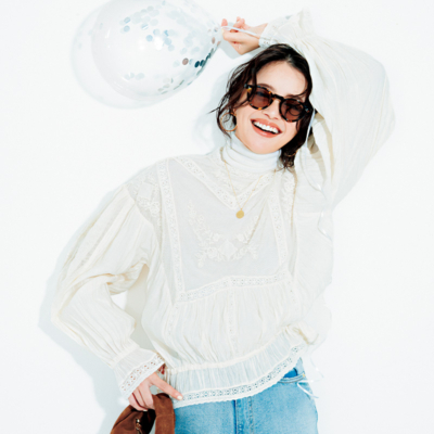 定番タートルは【ZARAのレースブラウス】を重ねるだけで鮮度アップ！