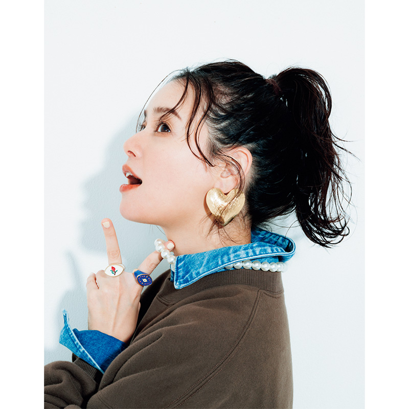 デニムシャツにスウェットを重ねたコーデにZARAのパールネックレスと大ぶりピアスとリングをプラス