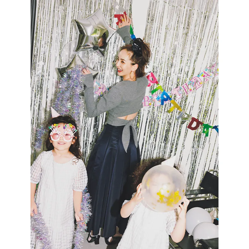 背中肌見せディティールのグレーロンTにサテン素材のボリュームスカートのコーデ