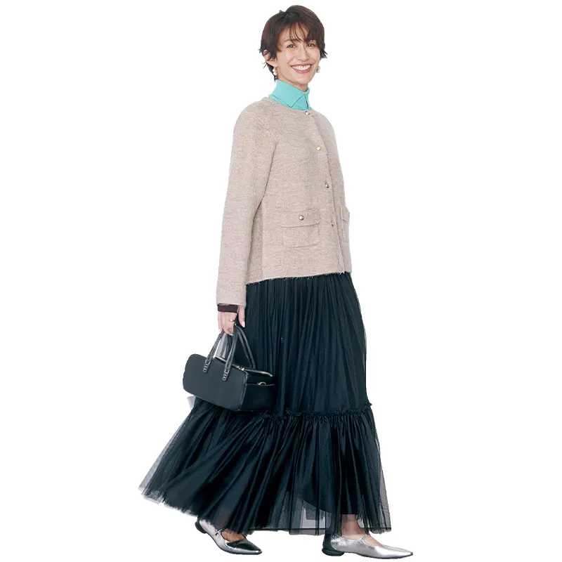 ベージュカーディガンと黒のチュールロングスカートのコーディネート