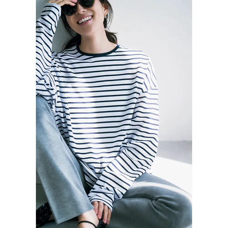 ボーダーの大き目ロンＴにグレーのパンツのコーデ