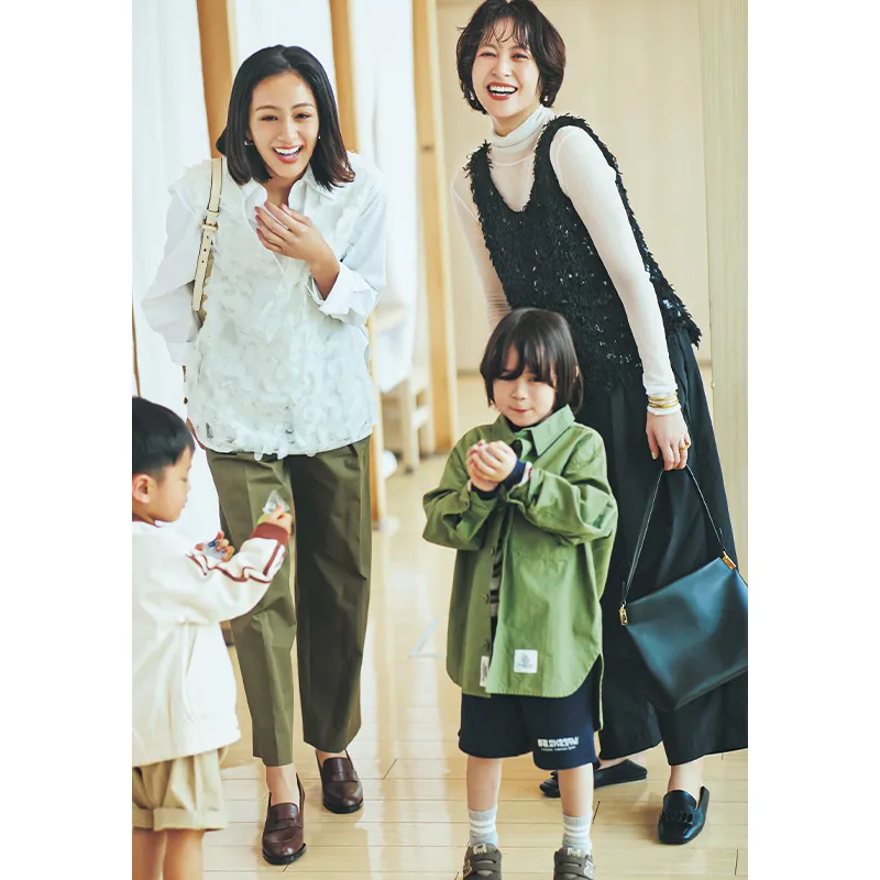 黒のベストに白のシアータートルトップスのコーデ