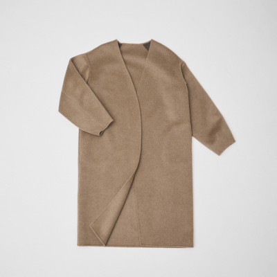 ホリデーシーズンを華やかに彩るオスローのカシミヤロングコート