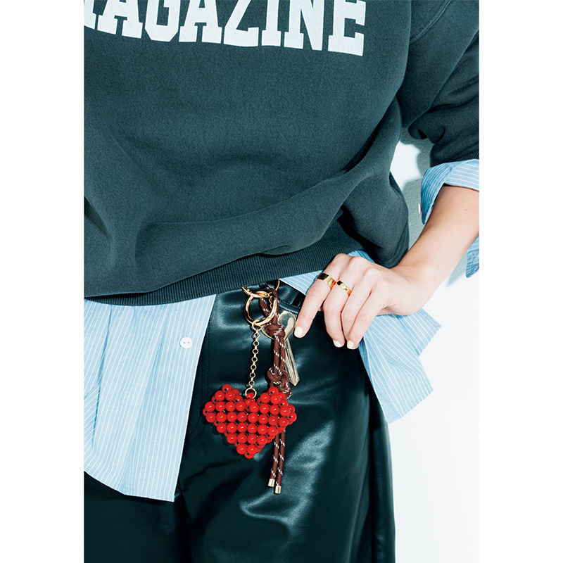 ロゴスウェットとレザーボトムスの腰にZARAのチャームをつけたコーデ