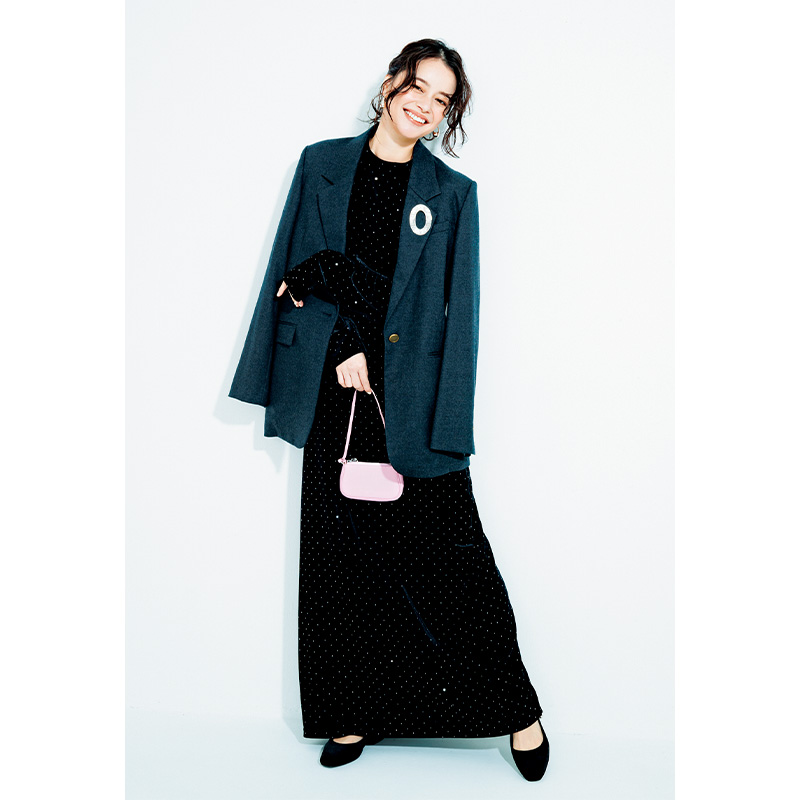 ラインストーンがドットのようについてAKTEのベロアワンピースにジャケットを羽織ったお出かけコーデ