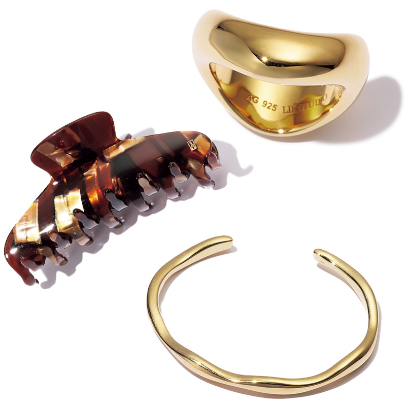 デニムコーデを彩る地金バングルとリングとヘアクリップ