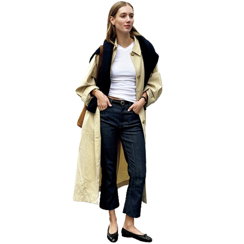 白トップスとインディゴデニムにベルトマークしてベージュのアウターを羽織ったアマリーのデニムスタイル