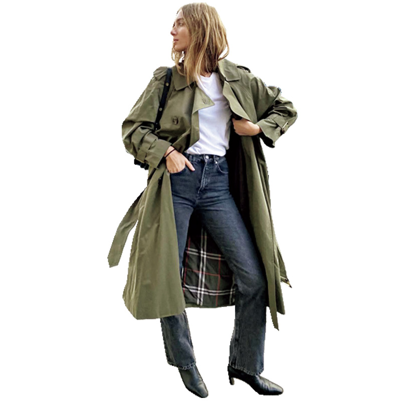 白トップスとデニムにカーキのトレンチを羽織ったアマリーのデニムスタイル