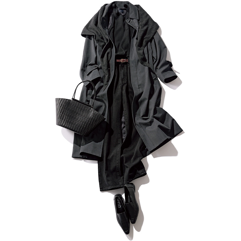 タンクトップとブラックデニムにロングコートとストールを重ねたデニムコーデ