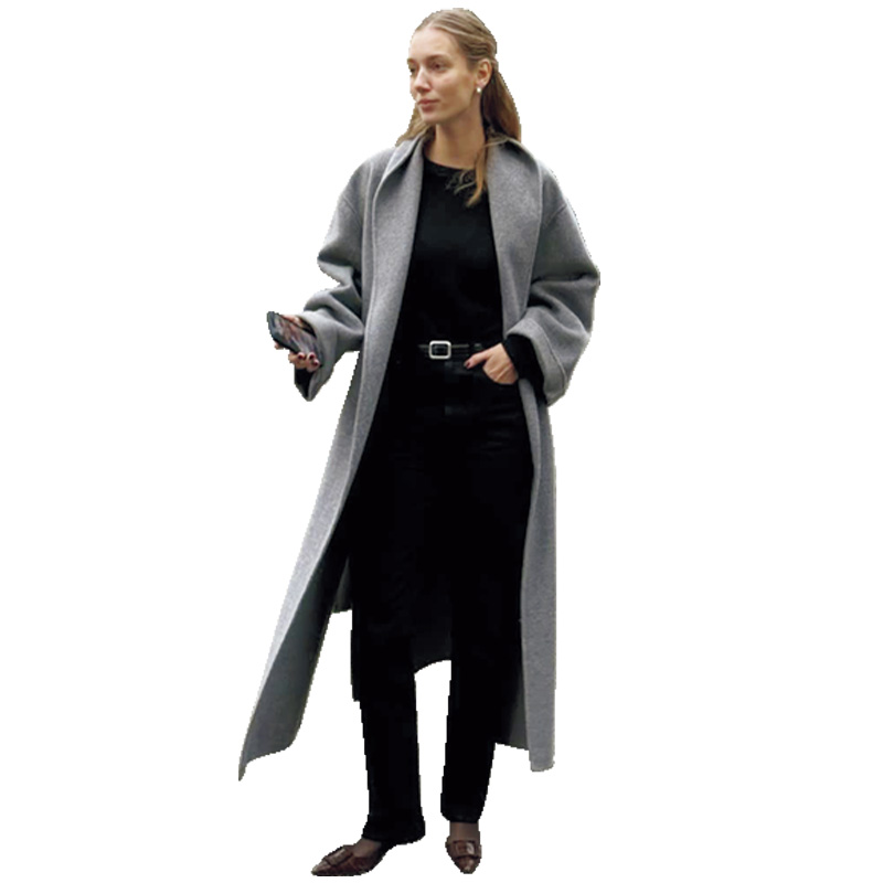 スマートな黒デニムと黒トップスにグレーのロングアウターを羽織ったアマリーのデニムスタイル