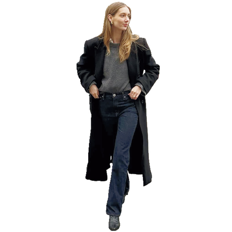 グレーのトップスと濃色デニムにロングアウターを羽織ったアマリーのデニムスタイル