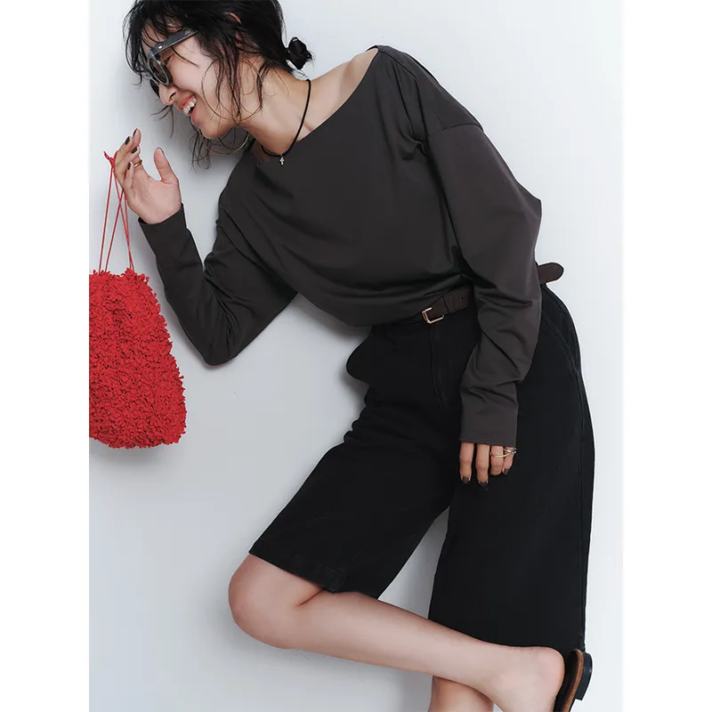 ブラウンのロンTに黒のハーフパンツのコーデ