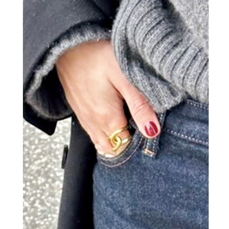 デニムに合わせた真っ赤なネイルと地金リング