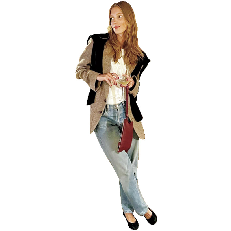 ブルーウォッシュのデニムをゆるく着こなすセシリー