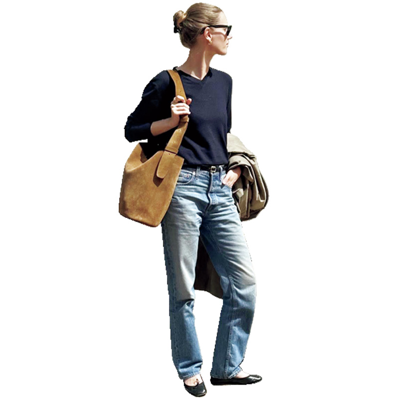 ブルーウォッシュのデニムをゆるく着こなすセシリー