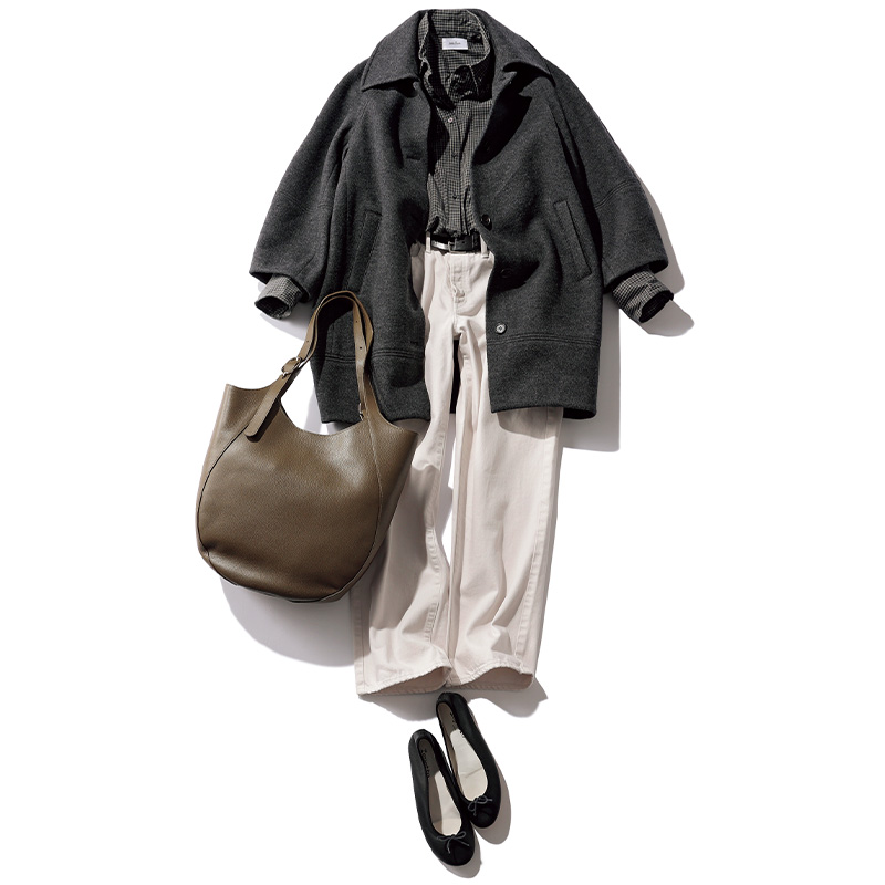 白デニムとチェックシャツにアウターを羽織ってバレエシューズを合わせたデニムコーデ