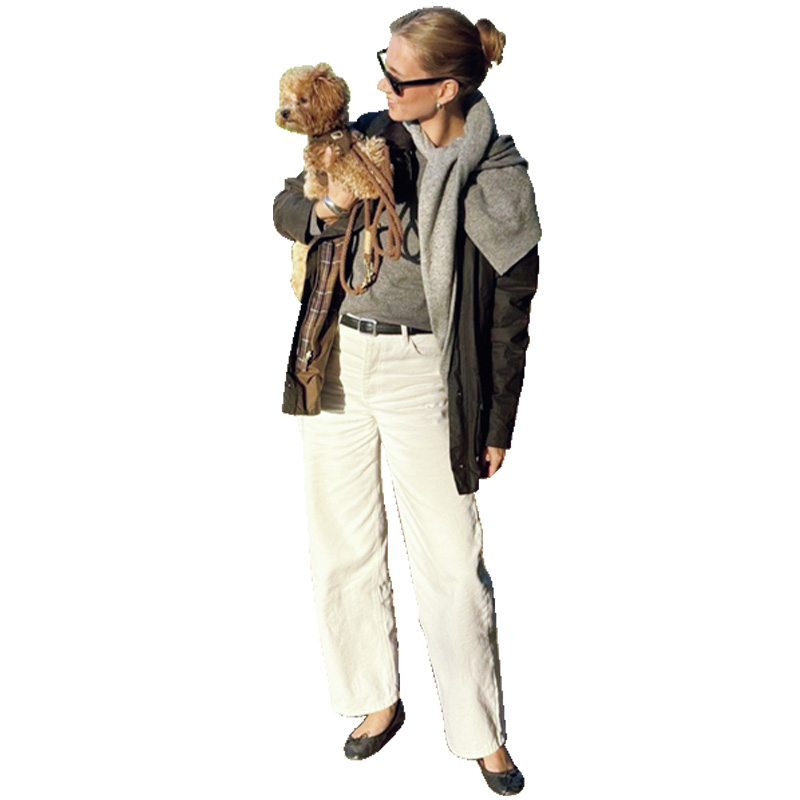 ゆとりのある白デニムにニットをインしてベルトマークして着こなすセシリー