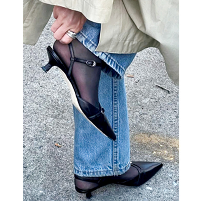 デニムの足元に合わせた薄手ストッキングとパンプス