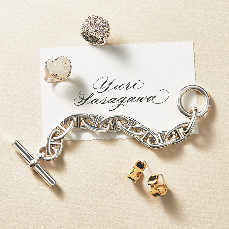 笹川友里さん私物のトムウッドのメッシュリングとアドリンヒューのハートモチーフのリングとエルメスのシェーヌダンクルのブレスレットとオランプのピアス