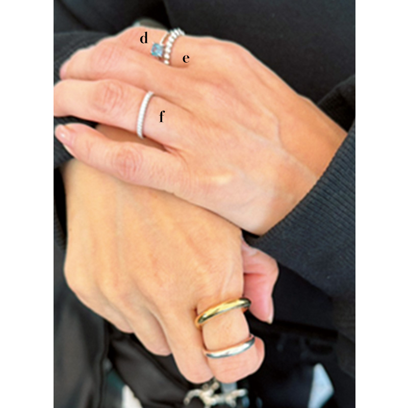 VERYライター高橋志津奈さんのティファニーやシャルロットシェネのリングをつけた手元コーデ