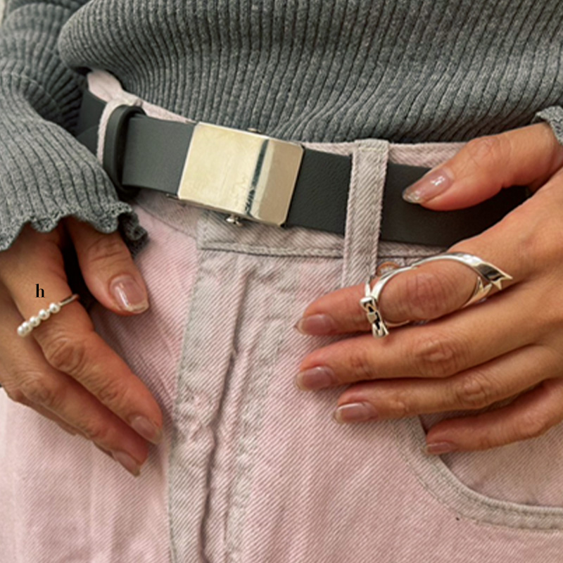 プールデのアーマーリングとミキモトのパールリングをつけた遠藤さんの手元