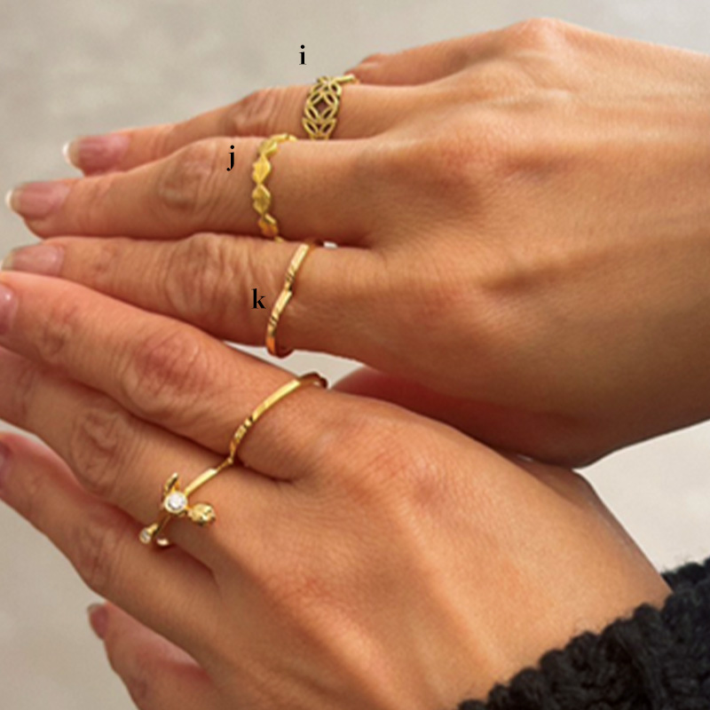 humとMHTとレポシとソフィ ビル ブラーエのダブルリングを並べてつけた遠藤さんの手元