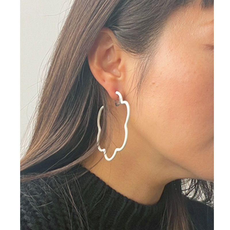 ベア ボンジャスカのフープピアスをつけた遠藤さんの耳元