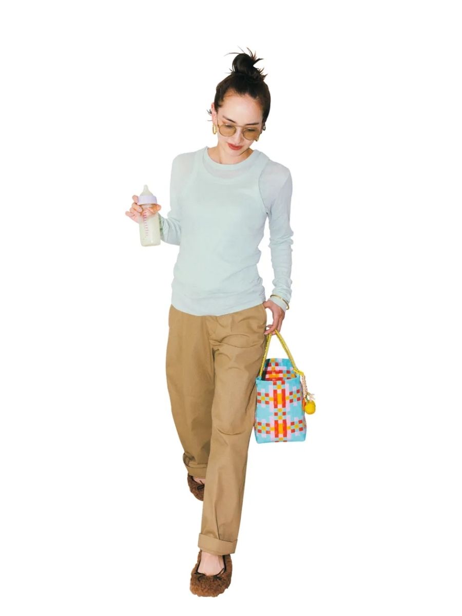 ゆるパンツにネブローニのモコモコフラットシューズを合わせ、上半身は体にフィットするトップスでメリハリをつけた大人カジュアルコーデ