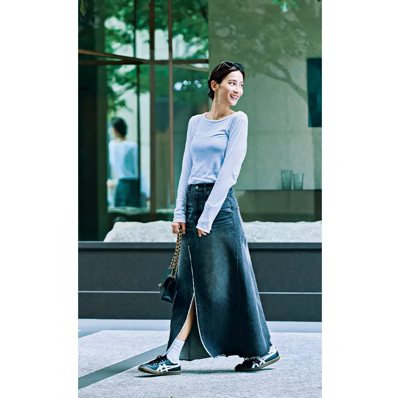 デニムスカートに薄いブルーのシアーロンＴのコーデ