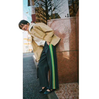 【楽ちんスウェット】は帰省オシャレに！ラインパンツで美脚見えが叶う