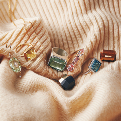 【タートルニット】を一気に垢抜けさせる「色石ジュエリー」人気再燃！