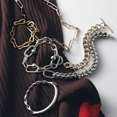 タイトなニットこそ【チェーンネックレス＆ブレス】で盛るとバランス上手に！