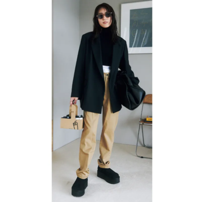 大人に履く【厚底UGG】はミニマルな黒がおすすめ！抜け感のあるカジュアルに