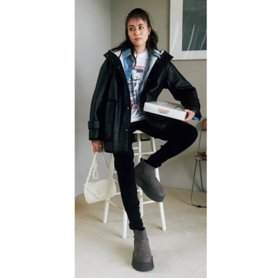 【UGGコーデ】ほっこり見えしない！グレー×黒パンツでシャープな印象に