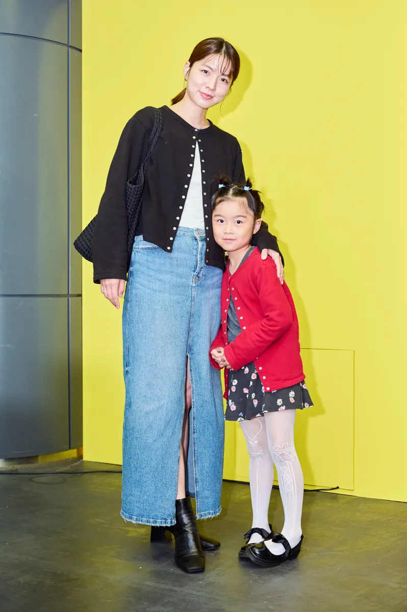 黒のカーディガンと深スリット入りデニムカートのVERY読者コーデ