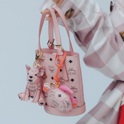 今再びブームの兆し『MCM』のバッグは“チャーム使い”で楽しさ倍増！