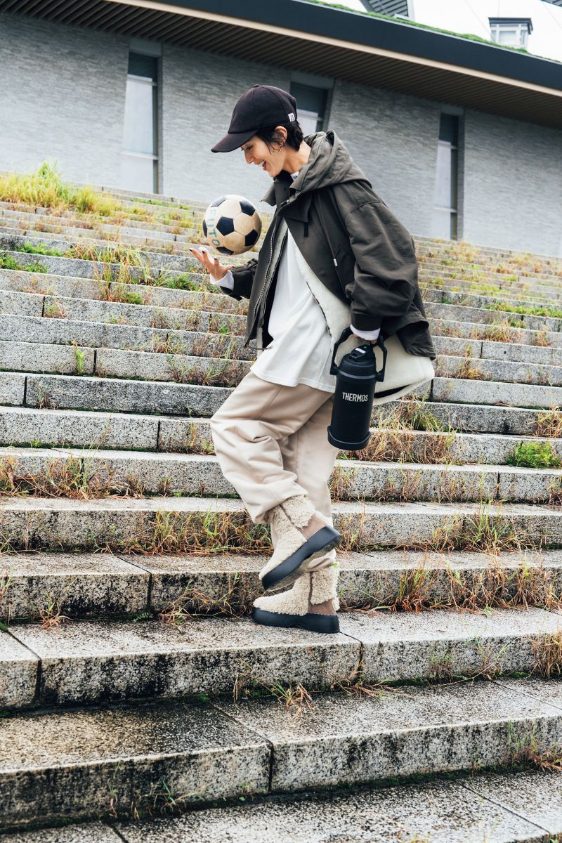 艶のあるサテンパンツをベジのボリュームブーツにインして見せた大人のゆるシルエットコーデ