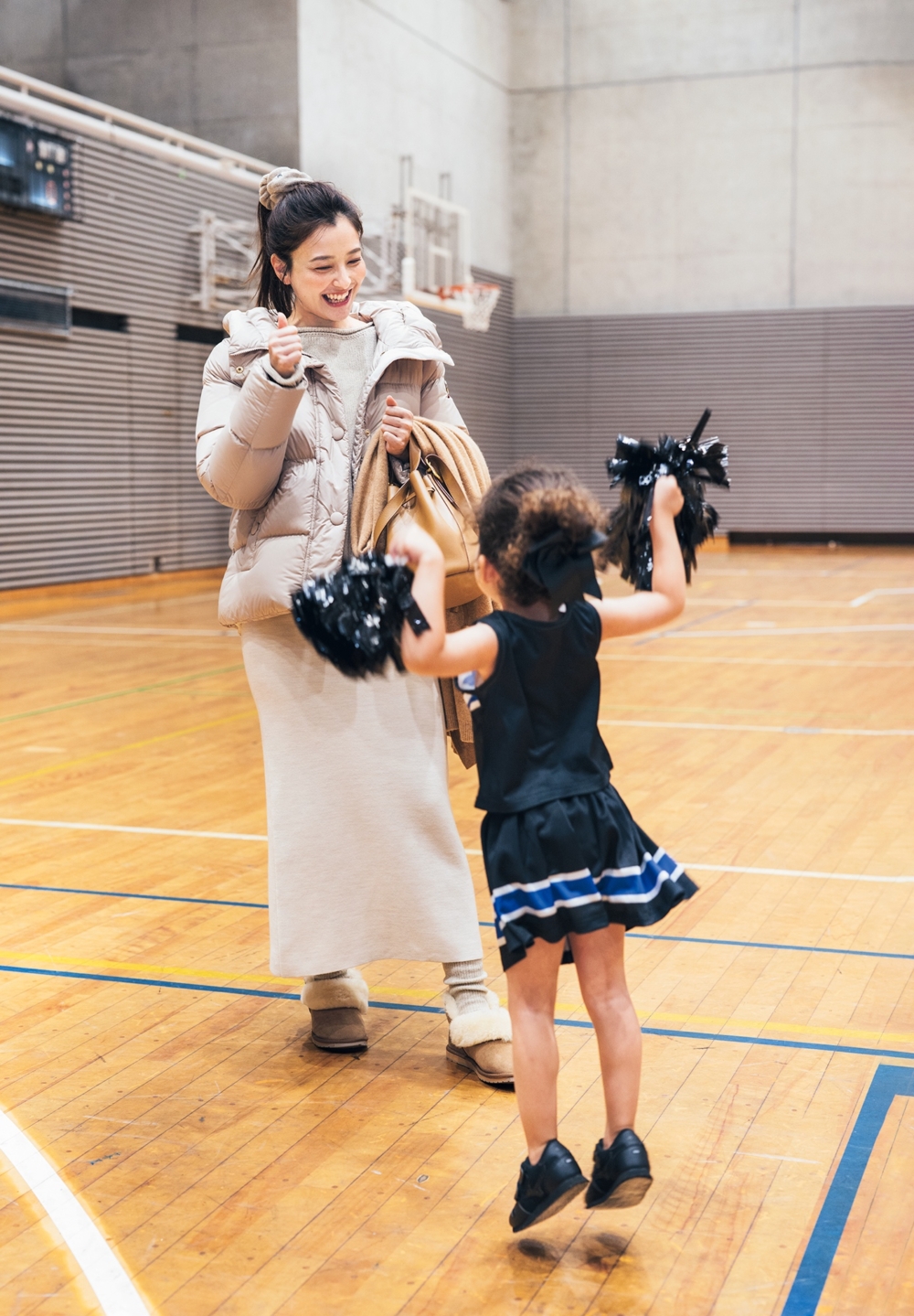 ホワイトのタイトスカートでIラインをつくり、ボリュームのあるエミュのボアブーツをバランス良く取り入れたコーデ