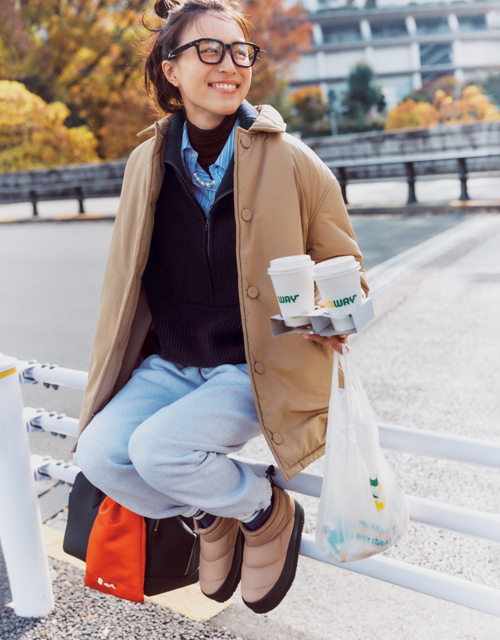 スウェットパンツにクロッグのダウンブーツを合わせ、間に白靴下を挟んでメリハリをつけたスタイリング