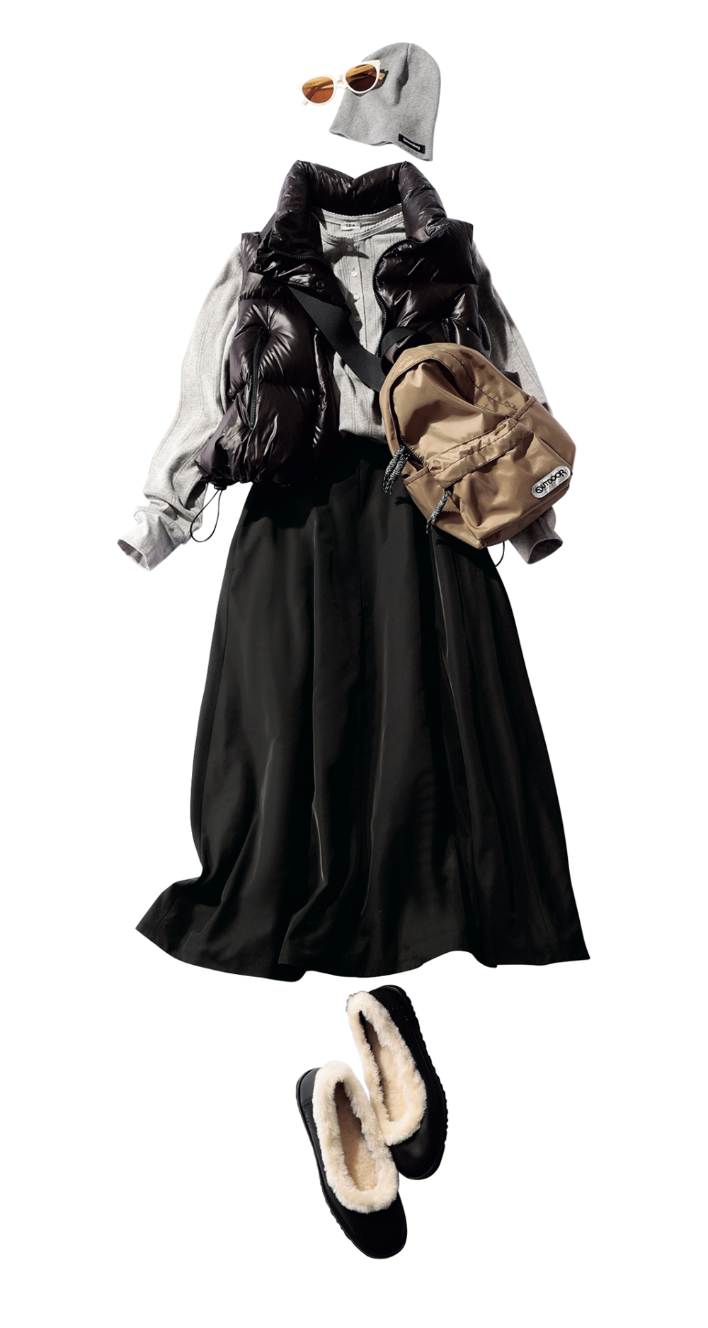 アグの黒ボアシューズ×黒スカートで甘さを中和したコーデ