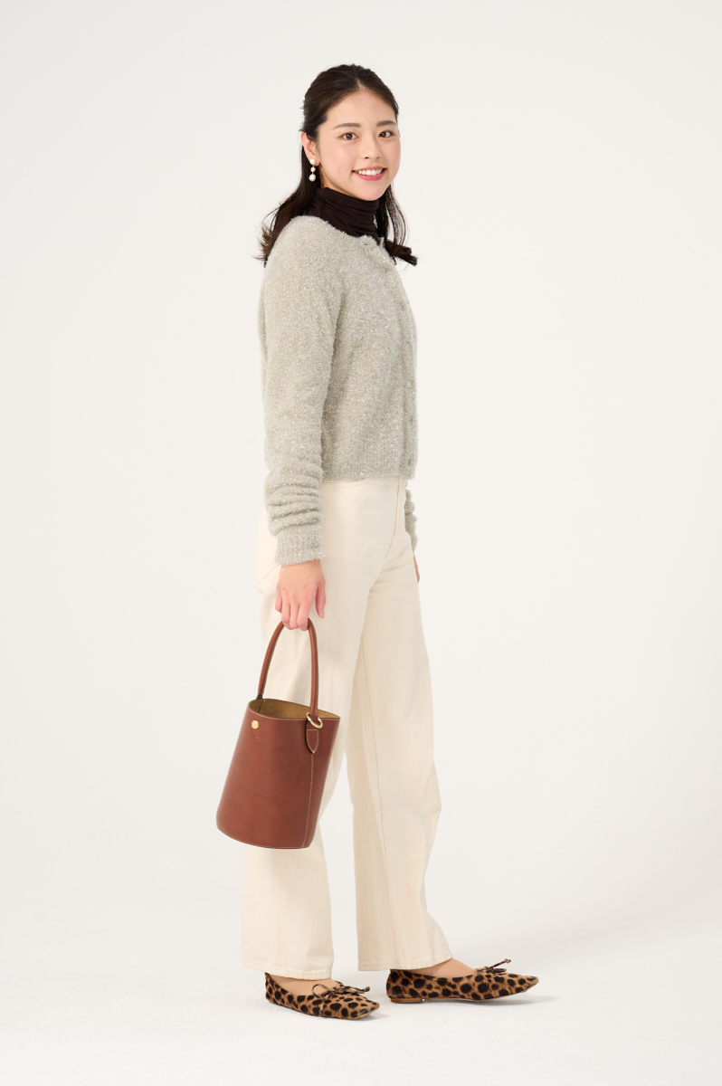 クラウドチームVERY加藤奈穂の[UNIVERSAL OVERALL]ラメニットカーディガンコーデ