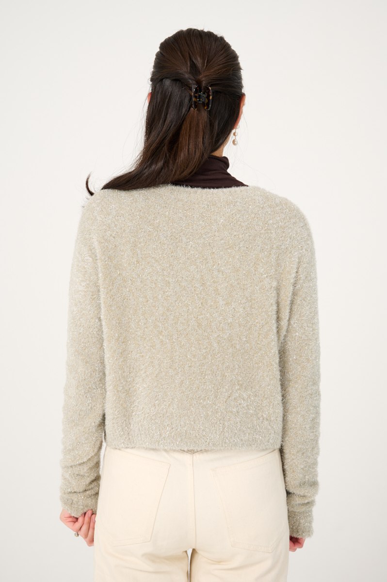 クラウドチームVERY加藤奈穂の[UNIVERSAL OVERALL]ラメニットカーディガンコーデ